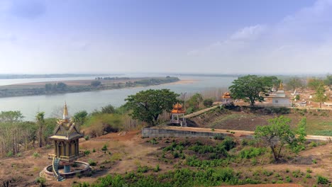 Stupas-y-tumbas-en-cementerio-budista-por-la-orilla-del-río-con-la-isla-de-Mekong