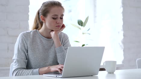 Traurige-junge-Frau-sitzt-im-Büro