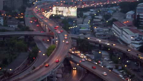 Tráfico-de-vehículos-en-autopista-urbana-de-la-ciudad