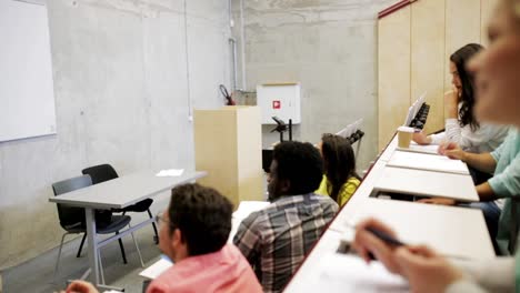 Gruppe-von-Studenten-mit-Notebooks-im-Hörsaal