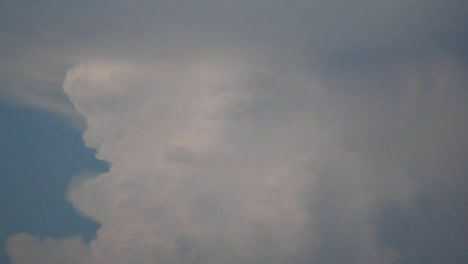 Ein-Flugzeug-geht-vor-gigantischen-cumulonimbus