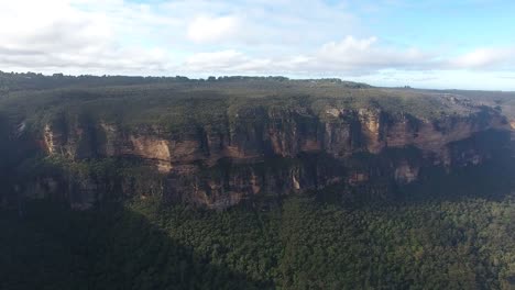 Drohne-Filmmaterial-fliegen-über-Blue-Mountains,-Australien