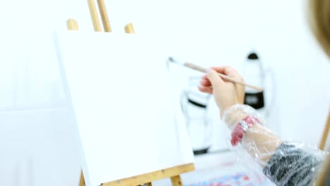 Das-Mädchen-malt-ein-Gemälde-mit-Ölfarben