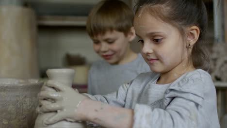 Kleines-Mädchen-macht-Ton-Vase-in-Keramik-Klasse