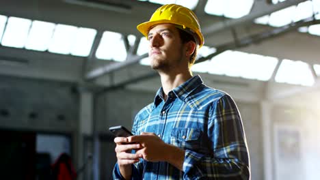 en-un-sitio-de-construcción,-un-trabajador-o-un-ingeniero-o-arquitecto-controla-el-diseño-y-construcción-del-edificio-con-alto-ahorro-energético.