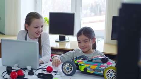 Chicas-multiétnicas-que-clase-de-ingeniería