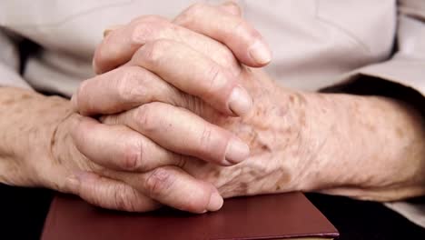 Hands-elderly-on-the-Bible.