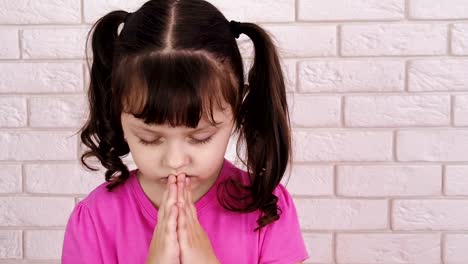 The-child-prays.