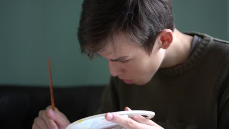 Hombre-caucásico-joven-aprendiendo-a-pintar