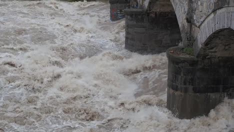 El-río-Serio-hinchado-después-de-fuertes-lluvias.-Provincia-de-Bérgamo,-Italia-norteña