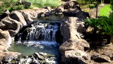 Schönen-Wasserfall-in-einem-Park-in-Zeitlupe-180fps