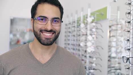 Brillen-Shop.-Mann,-der-versucht-auf-Brillen-In-Optiker