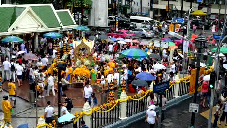 Lapso-de-tiempo-de-los-extranjeros-y-gente-local-visita-y-adoración-Santuario-de-Erawan