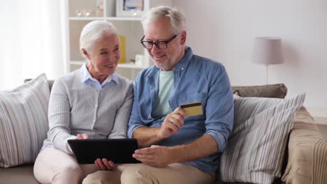 feliz-pareja-senior-con-tablet-pc-y-tarjeta-de-crédito