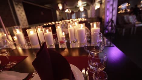 Decorative-table-setting-pan-with-candle-lights-at-a-wedding-reception.