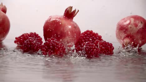 Wassertropfen-auf-Granatapfel-fallen.-Slow-motion