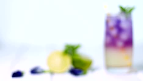 Butterfly-Pea-Blume-Drink-mit-Kalk,-der-Honig-und-Minze-Blätter,-frische-Kräuter-gesund-Detox-Getränk