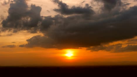 Tiempo-lapso-de-colorido-dramático-el-cielo-con-nubes-al-atardecer.