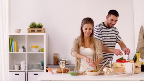 glückliches-Paar-Kochen-und-Spaß-zu-Hause