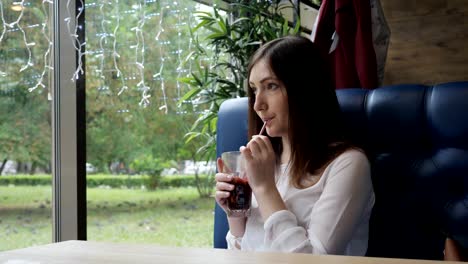 Schöne-Frau-in-einem-Café-rührt-Glühwein