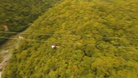 Atracción-tirolesa-en-la-selva-de-Bohol,-Filipinas