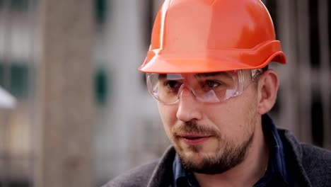 Engineer-communicates-and-demonstrates-the-construction-site-of-the-two-women-inspectors,-close-up