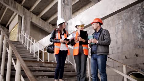 Ingeniero-en-sitio-sobre-temas-de-construcción-con-el-cliente