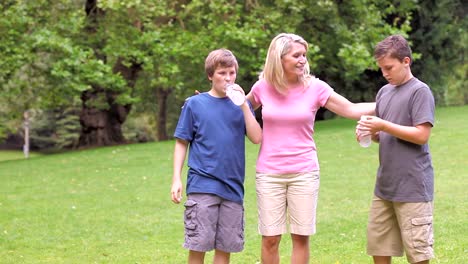 Jungs-im-Teenageralter-Vorfeld-und-ihre-Mutter-zu-begrüßen.-Wide-Shot