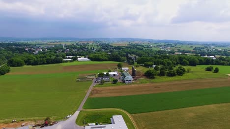 Campo-de-Amish-y-granjas-por-Drone