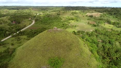 Vista-aérea-de-casa-en-la-parte-superior-Chocolate-Hills-complejo,-Batuan,-Filipinas.