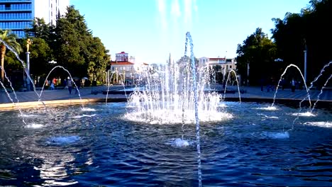 Fuentes-musicales-en-el-parque-en-el-terraplén-de-Batumi,-Georgia.-Cámara-lenta