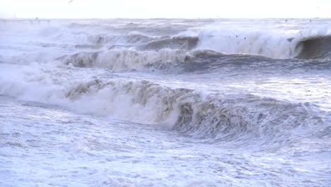 Sturm-auf-dem-Meer.-Riesige-Wellen-sind-abstürzt-und-Spritzen-am-Ufer.-Slow-Motion