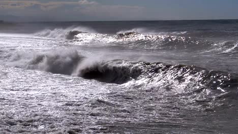 Tormenta-en-el-mar.-Enormes-olas-son-Crashing-y-rociado-en-la-orilla.-Cámara-lenta