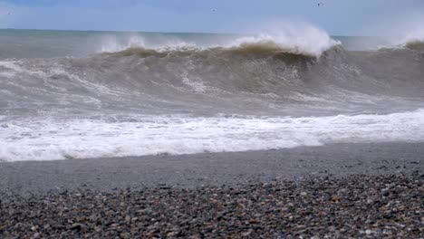 Sturm-auf-dem-Meer.-Riesige-Wellen-sind-abstürzt-und-Spritzen-am-Ufer.-Slow-Motion