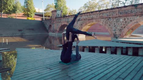 Beautiful-couple-practicing-acro-yoga-in-the-morning