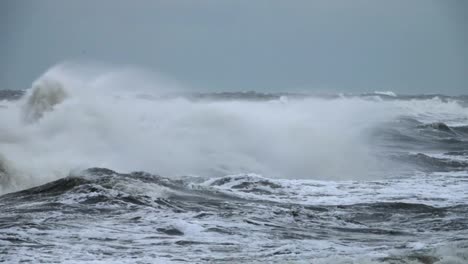 Alta-ola-rompiendo-en-las-rocas-de-la-costa.-Muy-gran-ola-aplastante-Costa,-gran-ola-hermoso-océano.-Movimiento-súper-lento.