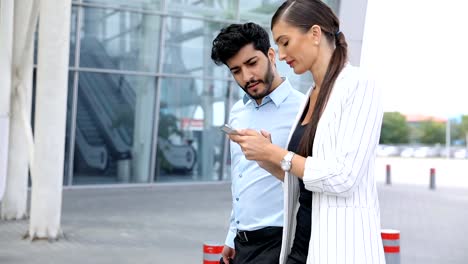 Geschäftsreise.-Geschäftsleute-mit-Telefon-zu-Fuß-am-Flughafen