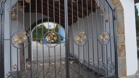 entrada-principal-de-la-bodega.-Puertas-de-metal-forjados-decoración-con-vides.