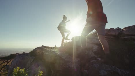 Freunde-auf-einem-Berg-Wandern-am-sonnigen-Tag.