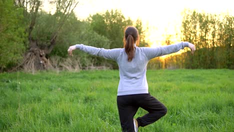 Junge-Frau,-die-Übungen-im-Feld-bei-Sonnenaufgang