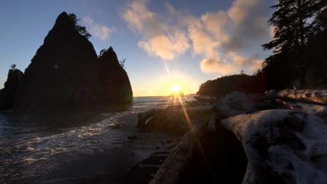 Blick-auf-den-Sonnenuntergang-von-Rialto-Strand-und-Split-Rock-im-olympic-np