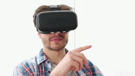 Junger-Mann-mit-Virtual-Reality-Simulator-zu-Hause