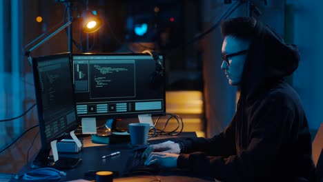 hacker-usando-el-ordenador-para-el-ciberataque-por-la-noche