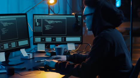 Hacker-nutzen-Computer-für-Cyber-Angriff-in-der-Nacht