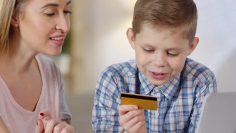 Madre-e-hijo-comprando-en-línea-y-hablando