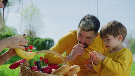 Familie-isst-Obst-auf-einem-Picknick