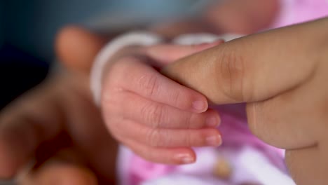 Baby-Neugeborenen-halten-Mutter-Hand