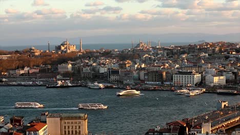 Amplio-marco-en-Estambul-desde-la-torre-Gálata.-Plan-general-sobre-el-distrito-histórico-de-la-Mezquita-Azul-de-Estambul,-Santa-Sofía