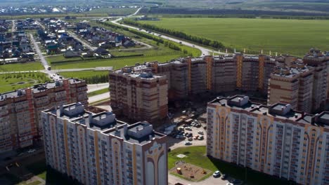 Vuelo-sobre-edificios-altos-y-cabañas-de-confort