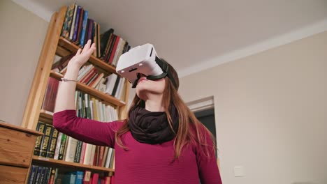 Junge-Frau-in-Virtual-Reality-Brille